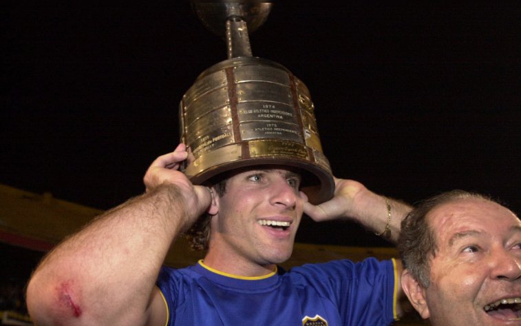 Comparta este Palermo de la suerte usando la Copa Libertadores 2000 de sombrero ante Palmeiras luego de ganarla.