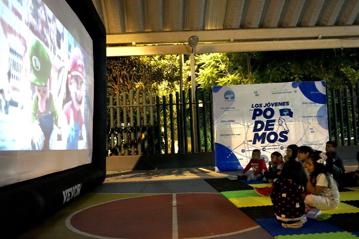 GuillermoRuiz_T's tweet photo. Muy feliz de dar inicio a los cines en tu colonia para incentivar la convivencia y recreación en comunidad de nuestras vecinas y vecinos de @AlcaldiaAO, así lo vivimos en las colonias Miguel Hidalgo y Primera Victoria. 🎬💙

Luces, cámara… #TOMÉmosAcción
@lialimon @AAtaydeR https://t.co/YIMz403Lzu