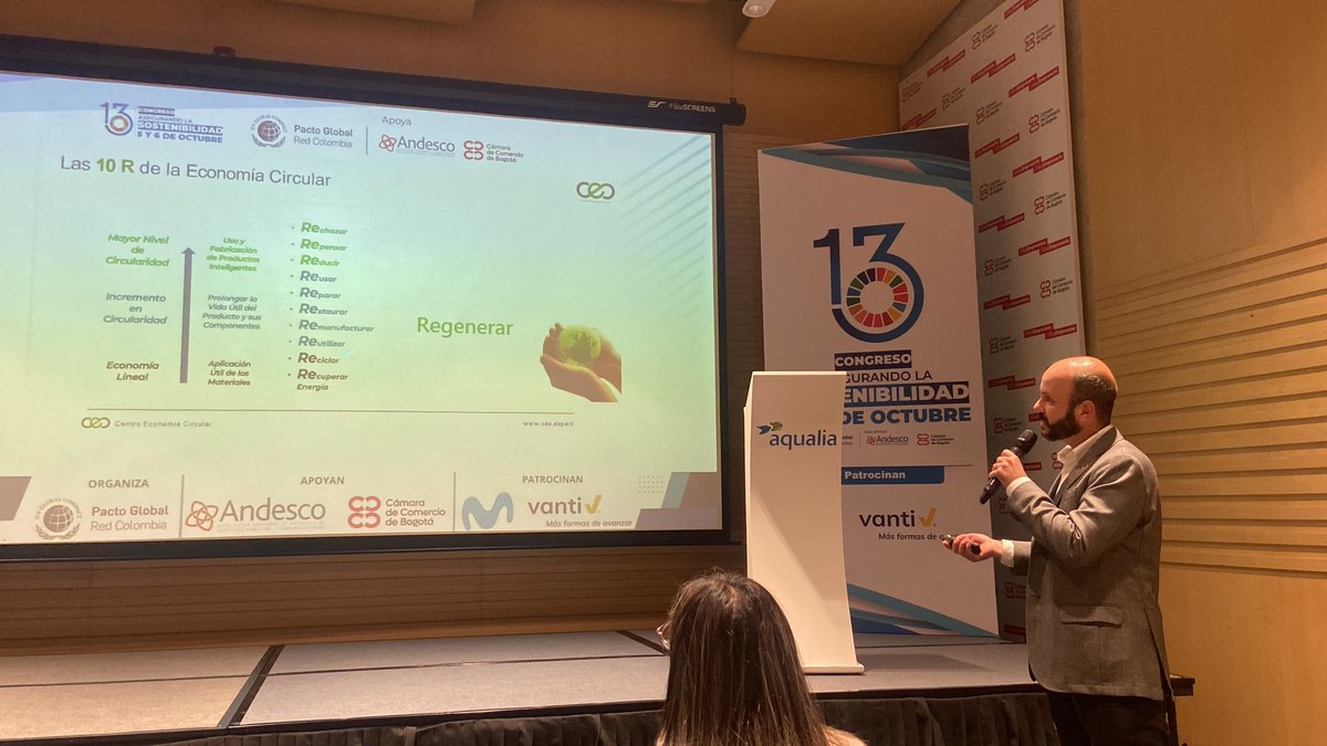 buho_media's tweet photo. #13CongresoPactoGlobal | La economía circular va en contra de los productos de un sólo uso. Esta plantea la regeneración de los sistemas naturales. Es decir, entender que todo aquello orgánico “puede volver al suelo” y que no termine mezclado con esos residuos no aprovechable https://t.co/sYK1duyG62