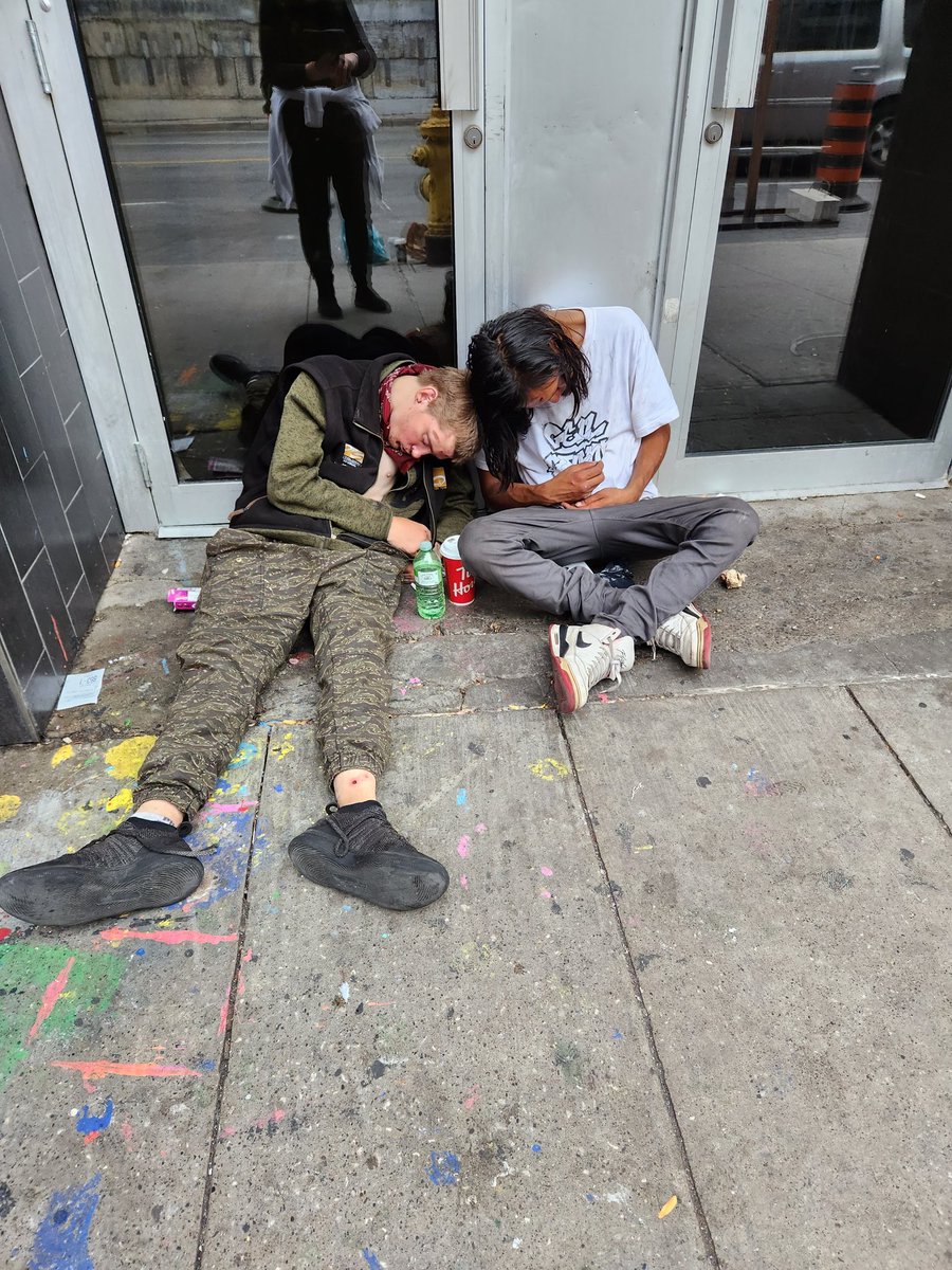 NewWorldsComing's tweet image. Outside McDonalds on Yonge St. #Toronto. I was inside and dealing with a guy who was I. Drugs couldn&apos;t function. Tried police for 15 mins, thought I&apos;d flag one only to see this #DrugAddicts