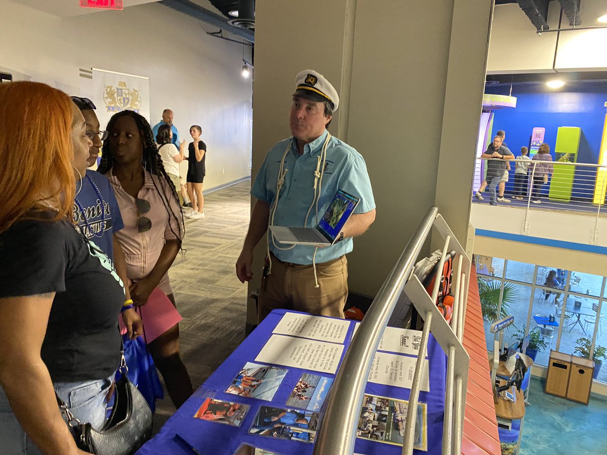 HillsboroughSch's tweet image. It’s a #STEMtastic night at the @floridaaquarium! Thousands are enjoying the exhibits while exploring @SDHCMagnet STEM programs available for the 2024-25 school year. #WeAreMagnet