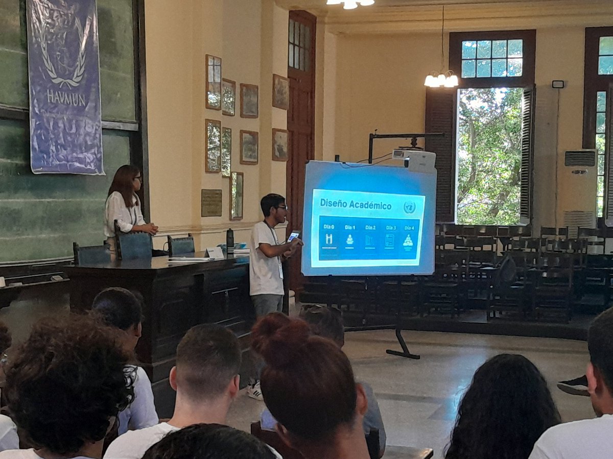 Intervienen la Secretaria General del Modelo 🇺🇳: Nathaly Rodríguez y el Coordinador Académico 📚 Luciano Quintana, ambos estudiantes de la <a href="/DERECHOUH/">Facultad de Derecho, UH</a>