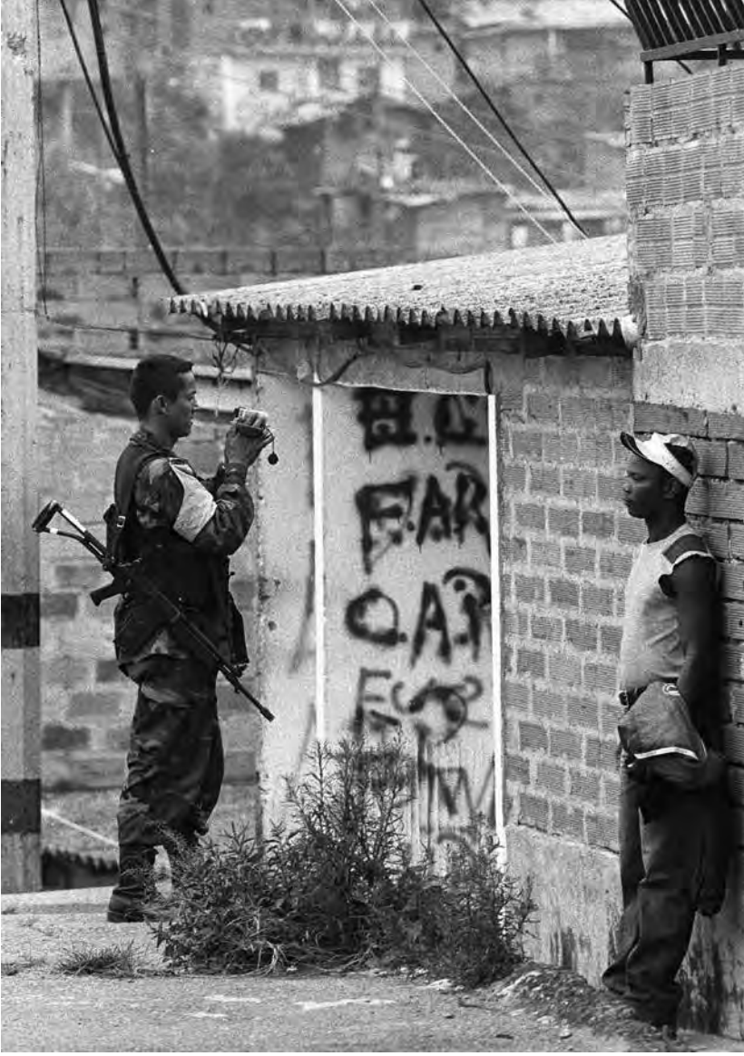 AlvaroArtD's tweet photo. Cuando se dió la Operación Orión, vivía en Nueva Andalucía en la Comuna 13. Ví como los helicópteros black hawk disparaban indiscriminadamente sobre todo lo que se moviera, casas, personas ... 

"Durante la operación Orión realizada por el Ejército y la Policía en la Comuna 13 de Medellín, los más jóvenes eran interrogados y filmados".
  
Fotografía: Jesús Abad Colorado, octubre de 2002.

Sabemos quién dió la orden.