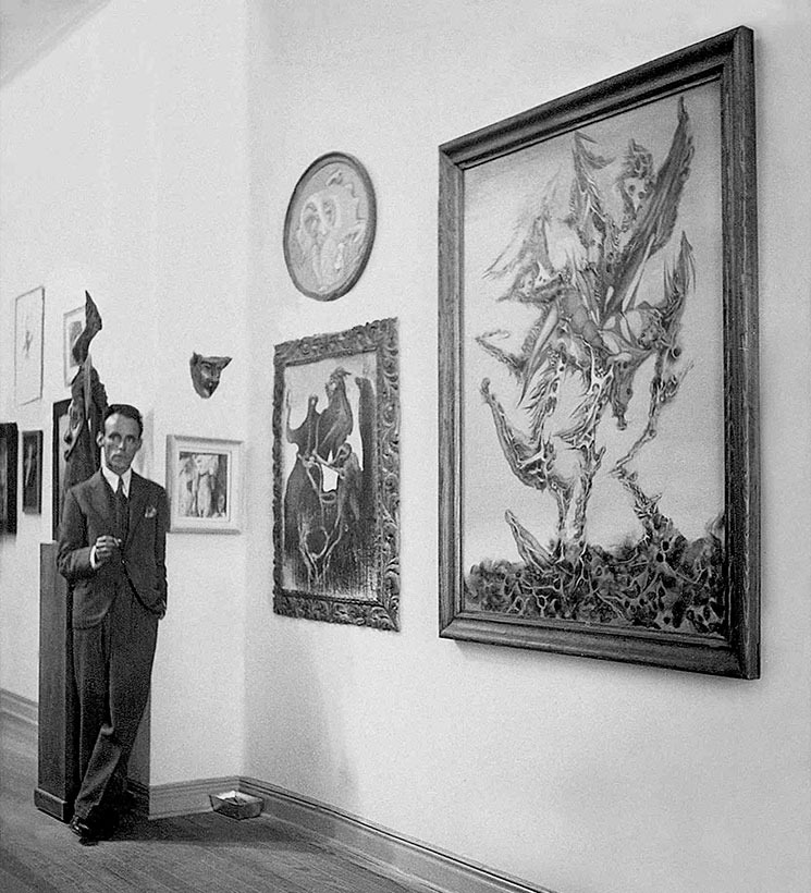 FOTO DEL RECUERDO. César Moro en la Exposición Internacional Surrealista en México, 1940. (Archivo de obra plástica, documental, bibliográfico y fotográfico de César Moro en el Tenerife Espacio de las Artes)