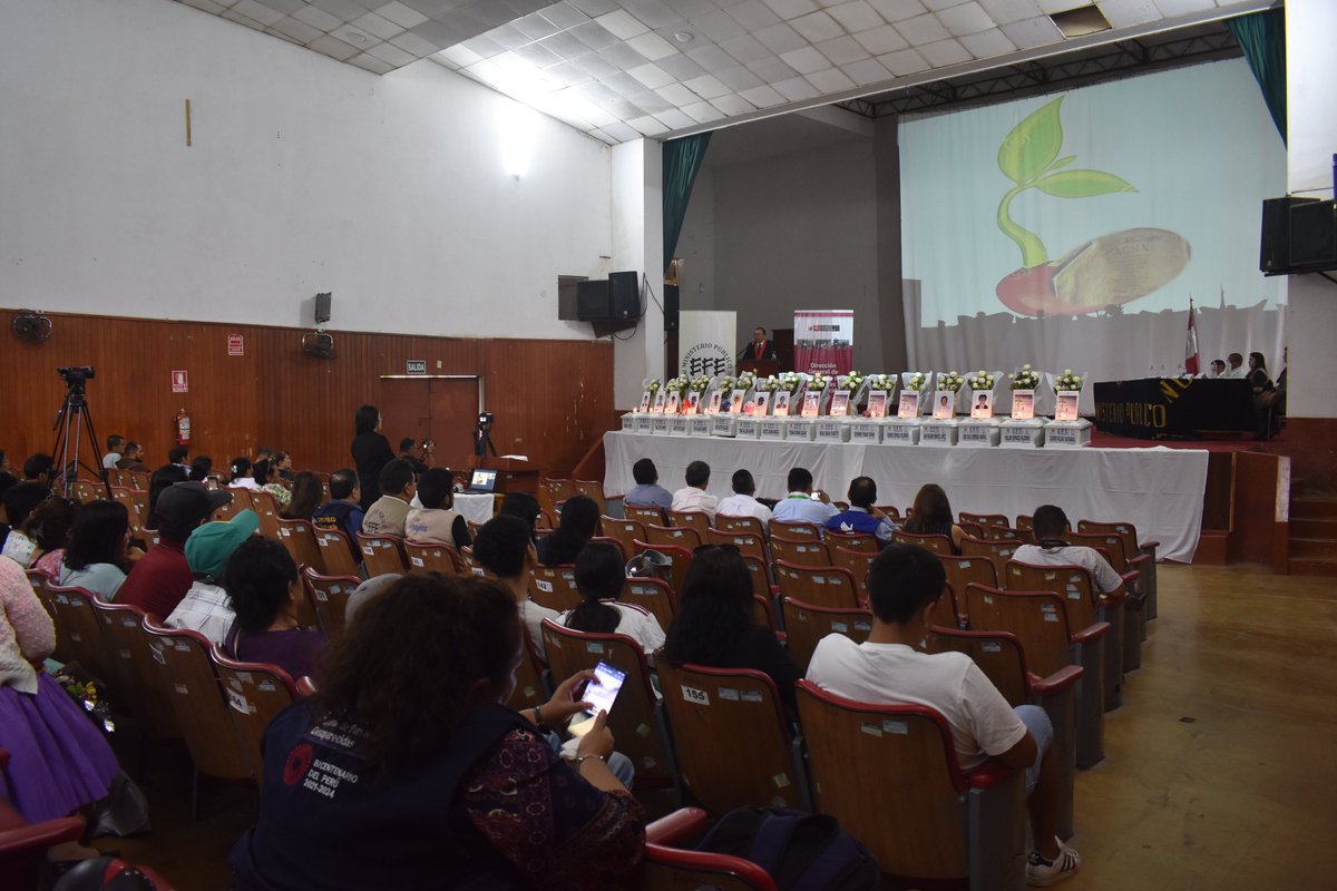 MinjusDH_Peru's tweet photo. En Tingo María, la Dirección General de Búsqueda de Personas Desaparecidas (DGBPD) participó en la ceremonia de restitución de 16 restos óseos de personas que desaparecieron durante el periodo de violencia 1980-2000, que estuvo a cargo de la @FiscaliaPeru. https://t.co/1SAc9DqVku
