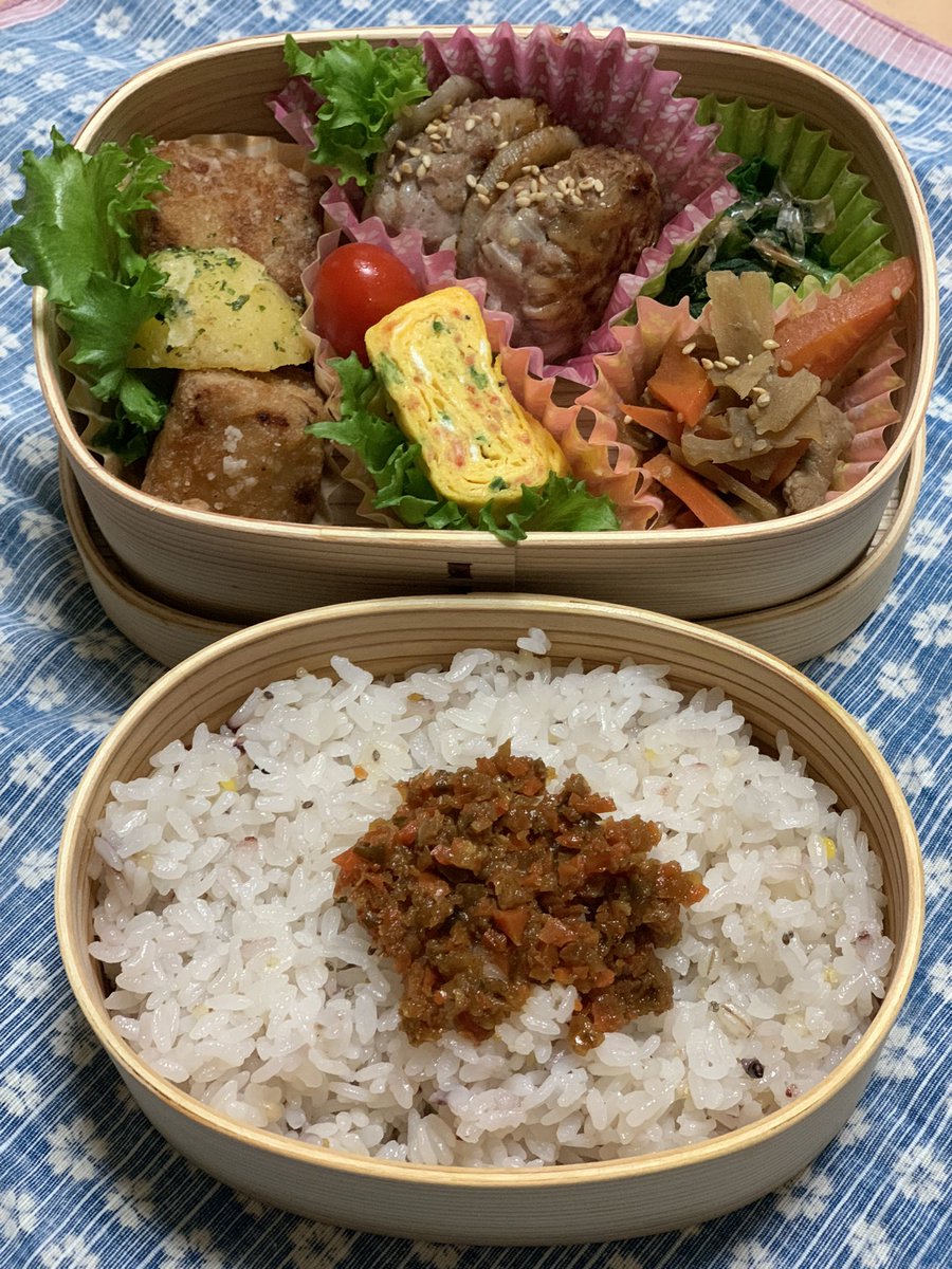 今日もギューギュー弁当のお品書き🎶もうかざめの竜田揚げ、揚げ芋、蓮根のはさみハンバーグ、つるむらさきのおひたし、きんぴらごぼう、小海老と小ネギの玉子焼と🍅
連休に息子は秋休みに…何しよっ?食欲･芸術の秋🍁を楽しみたいかな？のんびりしましょの金曜日〜🤗✨