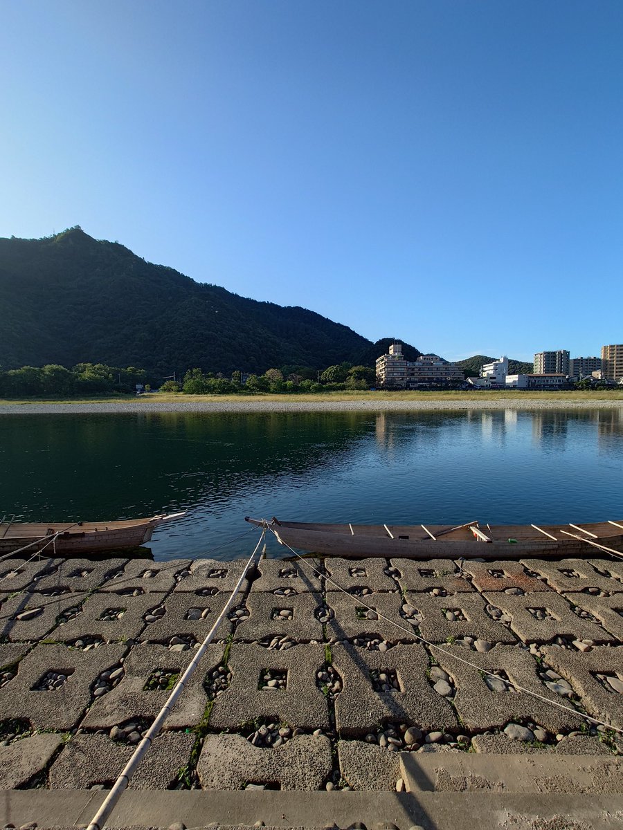subrow326's tweet image. おはようございます☀
快晴の長良川と金華山
お日様で背中が暖かい