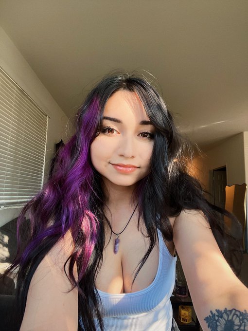 Woah 🍒 what&rsquo;s her @ ? https://t.co/gOdkO3AuxD