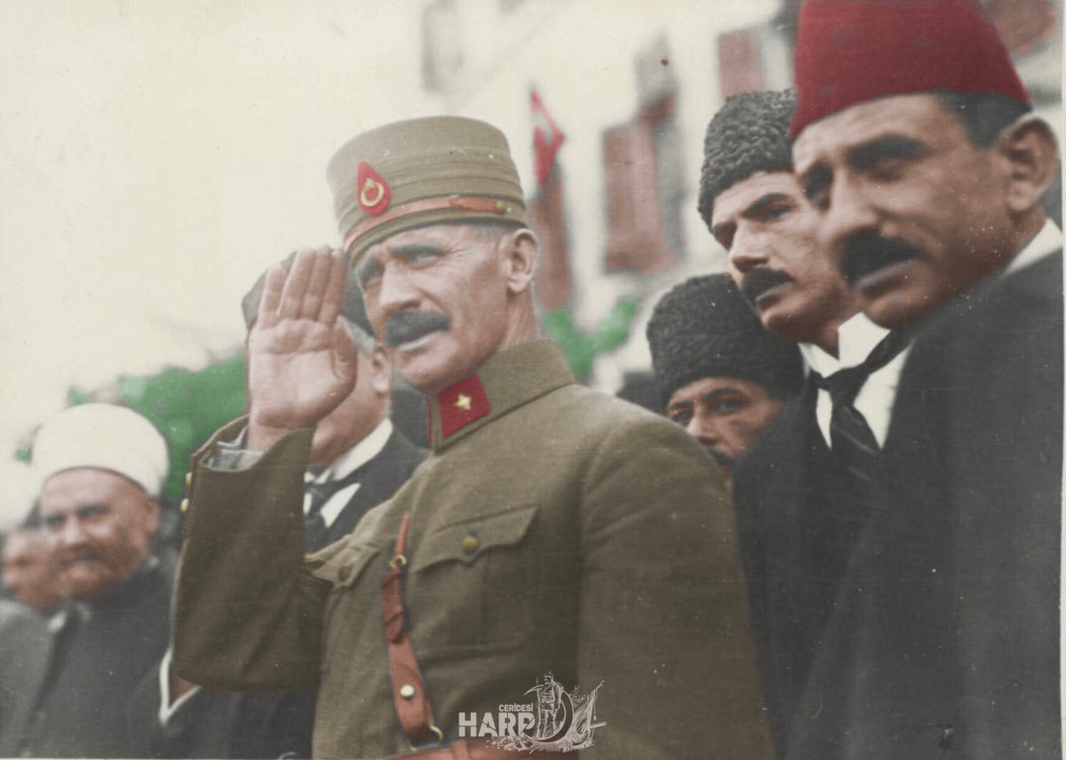 Tarihte Bugün | İstanbul’un kurtuluşu 6 Ekim 1923

İstiklâl Harbi’mizin muzaffer kumandanlarından 3’ncü Kolordu Kumandanı Şükrü Naili (Gökberk) Paşa kahraman Türk birliklerini selamlıyor, İstanbul, 6 Ekim 1923.
