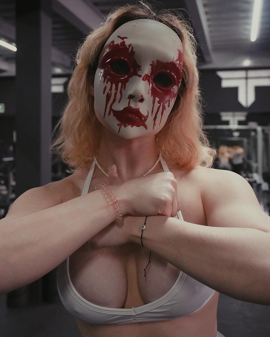 2 pic. Como que no te gusta entrenar superior ?? #SpookySzn https://t.co/Yki7T8JwLE