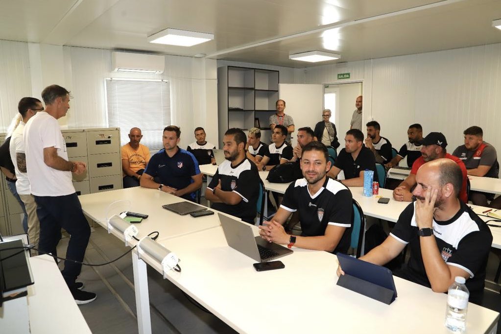aitorgarciamore's tweet photo. Ha sido un placer volver a ayudar a la @lfeonline en Madrid con Directores de Cantera y Responsables de Desarrollo de Talento del fútbol inglés. 

It has been a pleasure to assist the LFE again in Madrid with Head of Coaches and Talent Development Officers from English football. https://t.co/ju4it1Hd8p