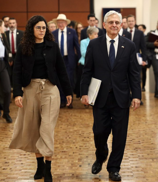 Lo sientan en la esquina,  <a href="/SecBlinken/">Secretary Antony Blinken</a> lo corta de la foto, y su homólogo Merrick Garland, no camina junto a Gertz, queda claro que el leproso causa un repudio absoluto. 

#MagnitskyAct