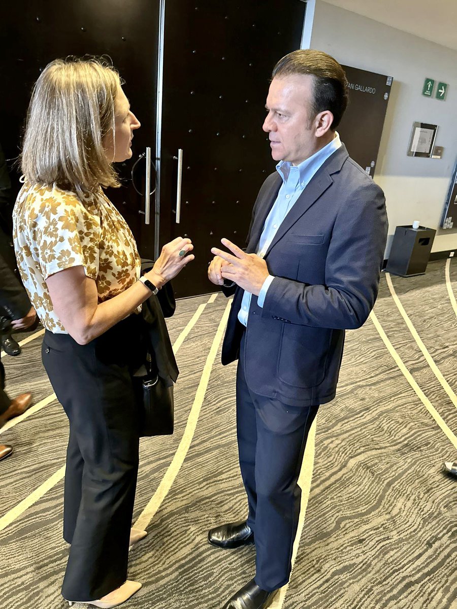 EVillegasV's tweet photo. 🤝 ¡Nos están llegando muchas invitaciones a foros y cumbres nacionales e internacionales, porque les interesa saber cómo estamos posicionando a #Durango en el lugar que merece!

Cuando participamos en foros como este, #NorthCapitalForum, hacemos que personas clave conozcan sobre el enorme potencial de nuestro estado, y a su vez esto se replica. 

Coincidí y platiqué con personajes como Rachel M. Poynter del Departamento de Estado (@StateDept ) de #EEUU; @AndrewIRudman de #WilsonCenter; y @GarrastazuTony, del International Republican Institute. 

¡Seguimos poniendo a #Durango en los ojos de todo el país y del mundo!