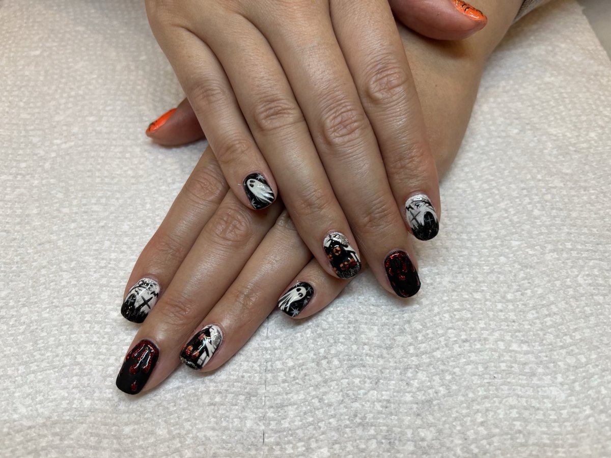 MarcieFeinman's tweet photo. Spooky season is here!! 🎃👻🧙🏻♀️ #handsofasurgeon #nailsofasurgeon https://t.co/b46xrU8t6d
