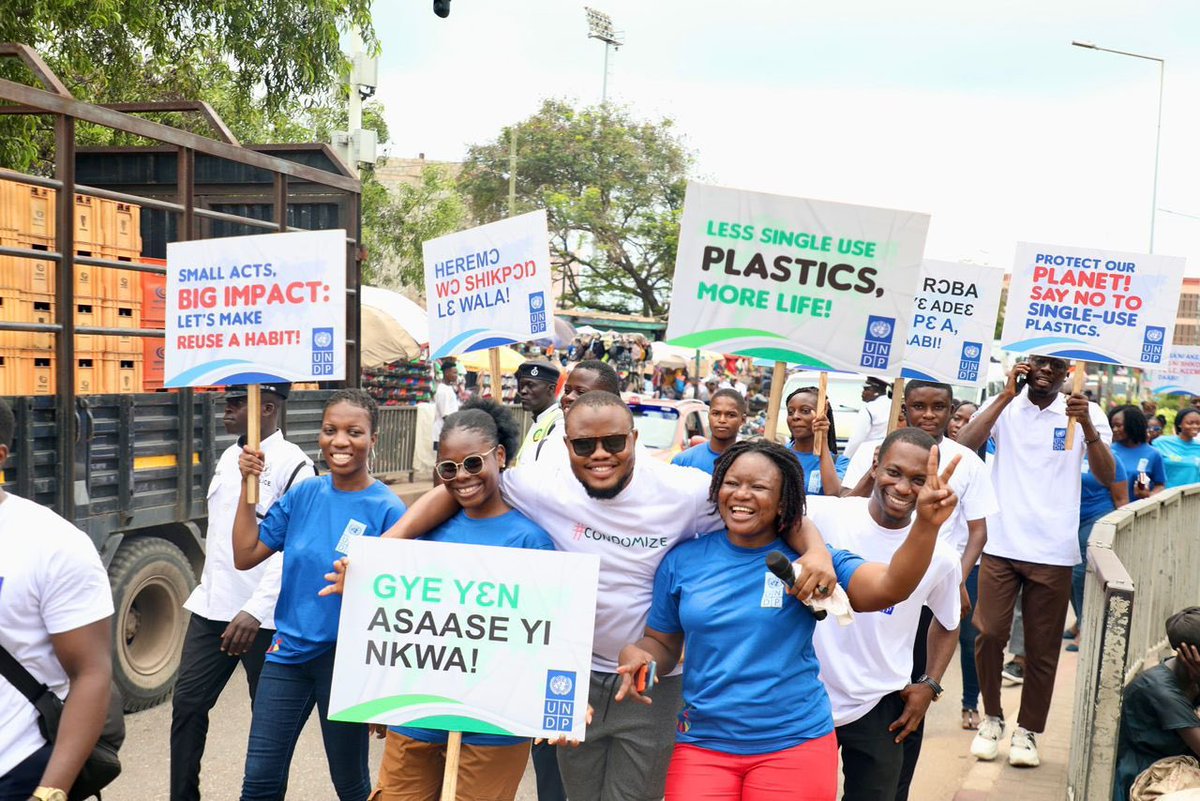 UNDPGhana's tweet photo. Public education is key to addressing plastic pollution menace.
 
Together with @UNFPAGhana &amp; @UNVGhana, we embarked on a campaign to educate #Women in Makola market 🇬🇭 to avoid single-use plastic &amp; take actions to #BeatPlasticPollution. https://t.co/2Wnmcqv1O5