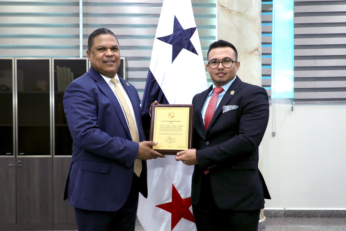 El presidente de la Asamblea Nacional, Jaime Vargas, recibió de manos del secretario ejecutivo del Foro de Presidentes del Poder Legislativo de Centroamérica, el Caribe y México (Foprel) Ariel Alvarado, la placa y pin que lo hace nuevo miembro integrante de este importante grupo