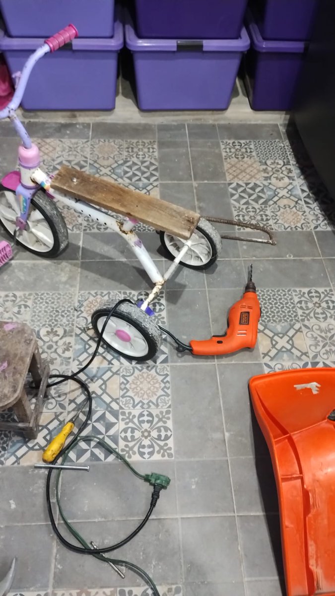 _kathicv's tweet photo. Mañana tengo una competencia y me tocó hacer una botarga y un carrito de go kart no tengo ni idea de lo que haremos pero mis compañeros ya lo están haciendo con un triciclo JAJAJA es Mcqueen https://t.co/5UdW75OSLi