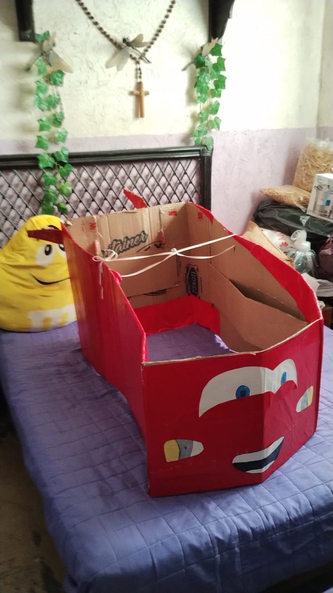 _kathicv's tweet photo. Mañana tengo una competencia y me tocó hacer una botarga y un carrito de go kart no tengo ni idea de lo que haremos pero mis compañeros ya lo están haciendo con un triciclo JAJAJA es Mcqueen https://t.co/5UdW75OSLi