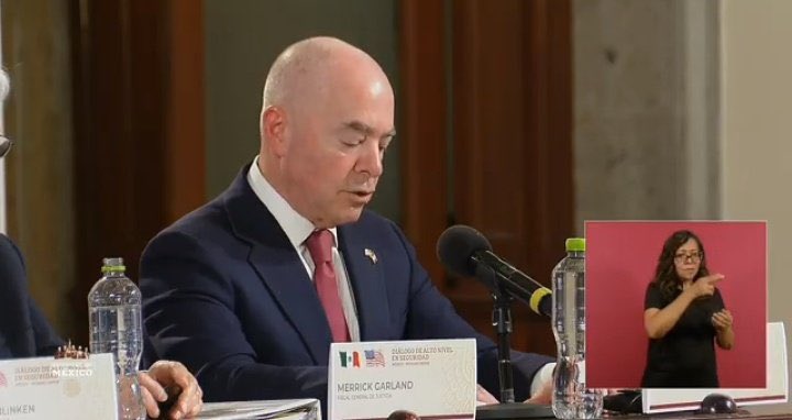 jenarovillamil's tweet photo. #DialogoDeAltoNivel. El secretario de Seguridad de EU, @SecMayorkas, reitera que “no hay ninguna nueva política” en materia migratoria y que la administración de @POTUS se opone a la construcción de muros fronterizos y a las boyas en el Río Bravo, por parte de Texas. https://t.co/Pt5ksQRWZY