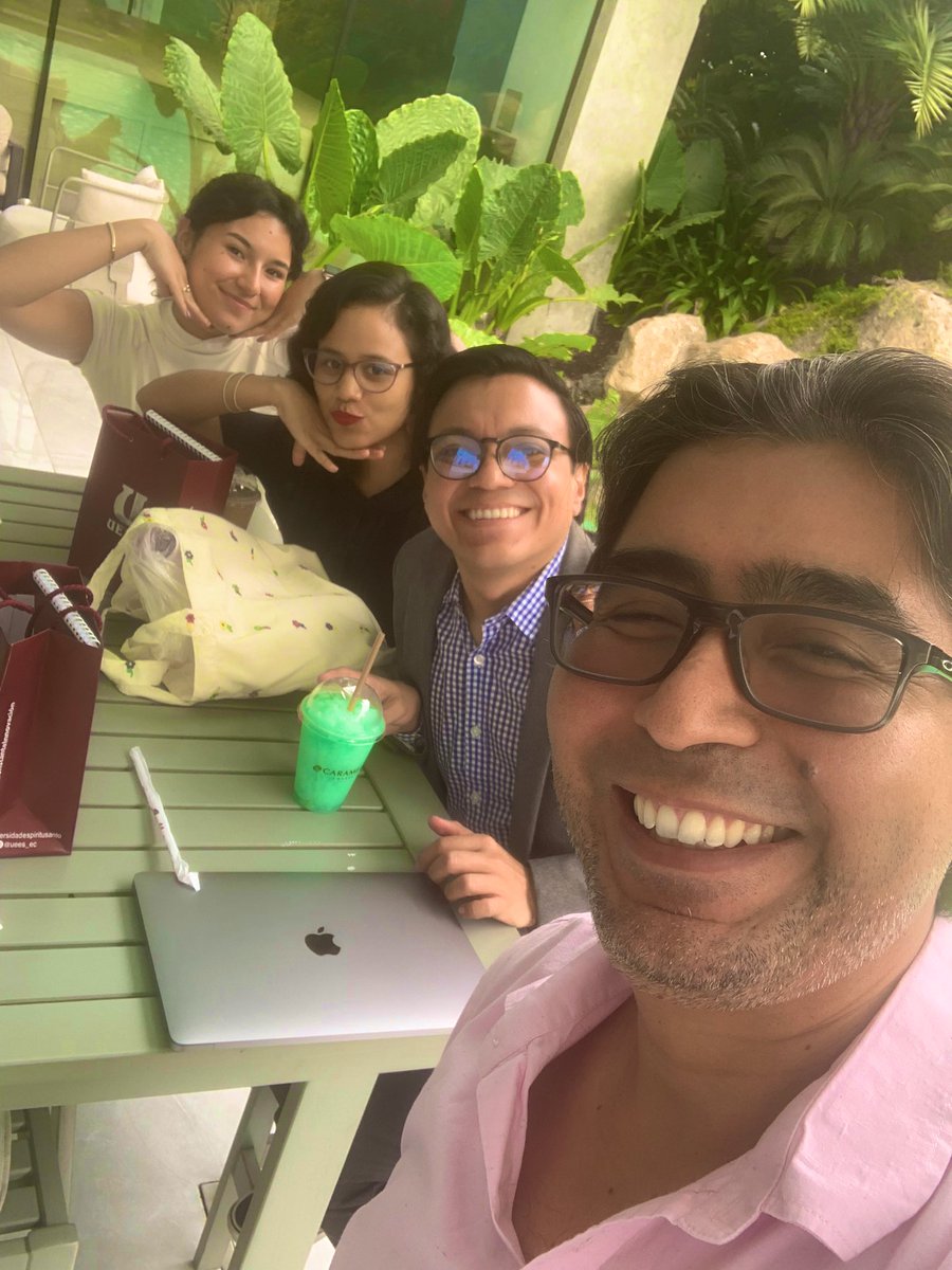 EduardoAntonioE's tweet photo. Hoy hablamos sobre apreciar cine, e intentamos transmitir la idea de que no es necesario reducir la interpretación de un film a un solo elemento formal. Les compartimos ciertas ideas de más elementos y los invitamos a conversar. Gracias, Sylvia. Gracias, Favorito. Gracias, Fanta https://t.co/ut4WYnZbHX