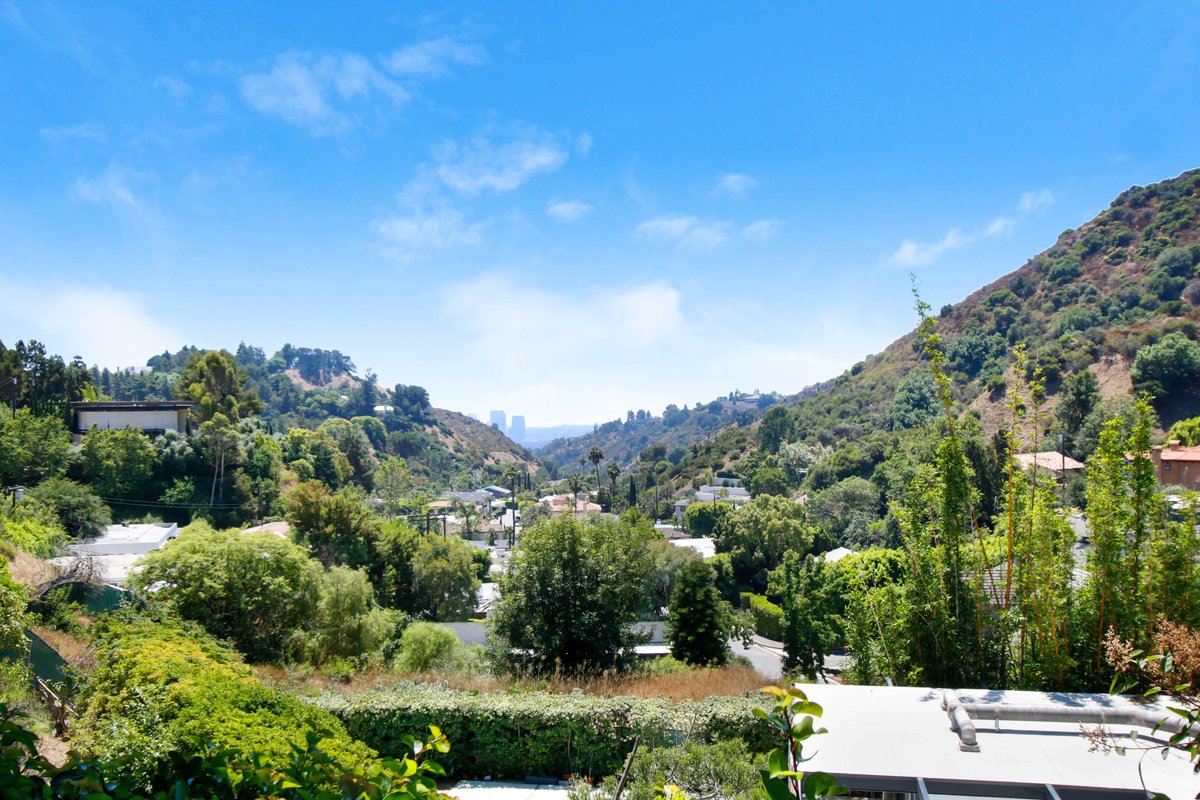 KusmantoTeam's tweet photo. 📷HOUSE FOR RENT!!! 📷 Listed $10,000 at 2280 San Ysidro Drive, Beverly Hills, CA 90210
3 Beds - 3 Baths - Sqft 2,439 | Lotsize – 15,520
https://t.co/HPU8XO80PA https://t.co/HeTQd2bUrG