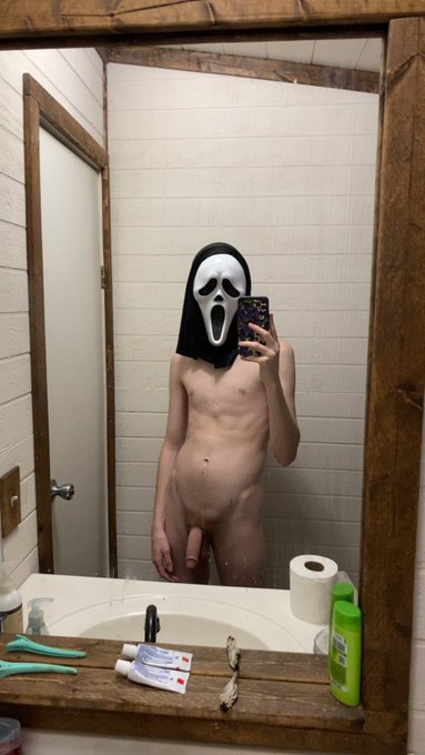 happy spooky season. it&rsquo;s the best season. https://t.co/EuAEhkJLSo