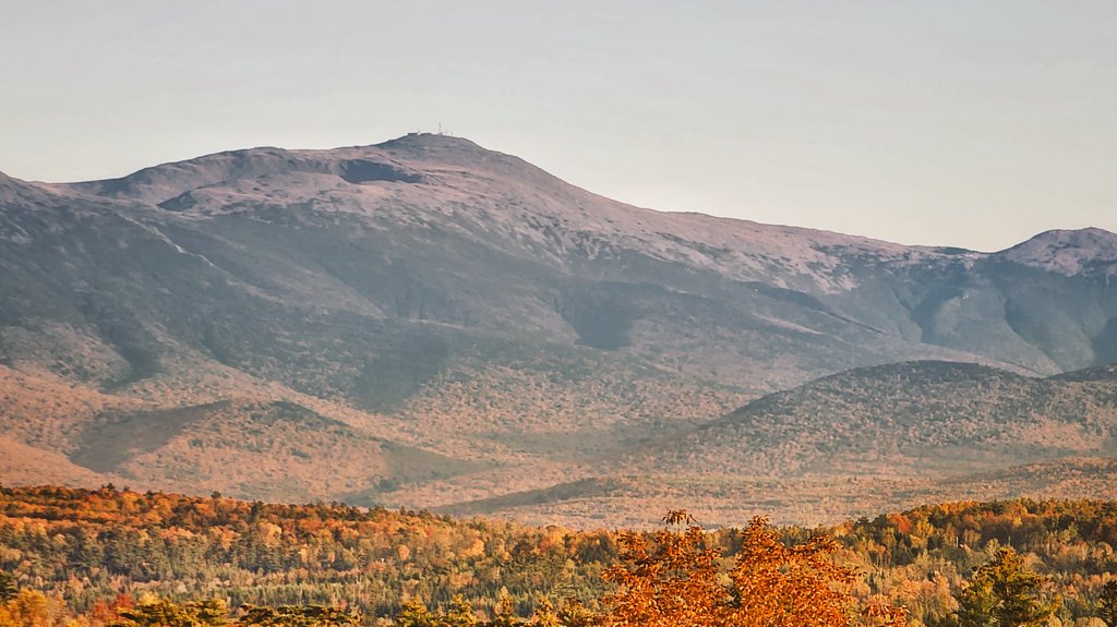WXKnapper's tweet photo. Looking over at work (@MWObs) close to sunset on the drive home today. Overall, I'd describe foliage in Coos County today as "peak n' passing"
#nhwx #nh #mountains #fallcolors #autumn #foliage #nhfall #sunset https://t.co/V4PiYUo0Qm