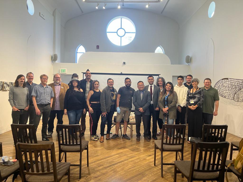 ConsulMexDen's tweet photo. CG @pavel_mc acompañó al artista mexicano #Spaik en su interesante charla artística con estudiantes de arte sobre el proceso creativo del mega mural #Unidos que actualmente realiza en @AurariaCampus a iniciativa de @ConsulMexDen. Gcs @CUDenver @msudenver @CCDedu. @DiplomaciaPubl https://t.co/BEKOlkWvqr