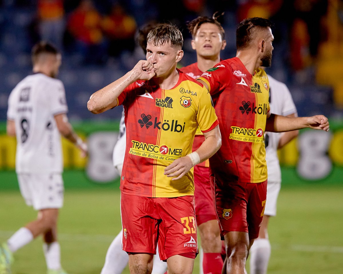 David9sayago's tweet photo. Muy feliz por la entrega del equipo, Vamos el team!!! ❤️💛

En semis, y clasificados @Concacaf https://t.co/51jOxlGGuQ