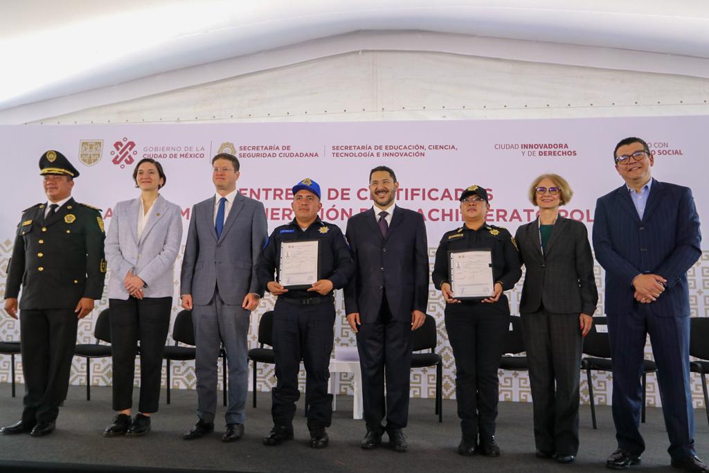 El día de hoy acompañe al Jefe de Gobierno <a href="/martibatres/">Martí Batres</a>  y a <a href="/OfeliaAngulo_/">Ofelia Angulo</a> en la graduación de la primera generación del Bachillerato de Policía!!! La educación al servicio de la sociedad!!!
Mi respeto y reconocimiento a las y los graduados!! Gran trabajo!!
<a href="/SECTEI_CDMX/">SECTEI CDMX</a>