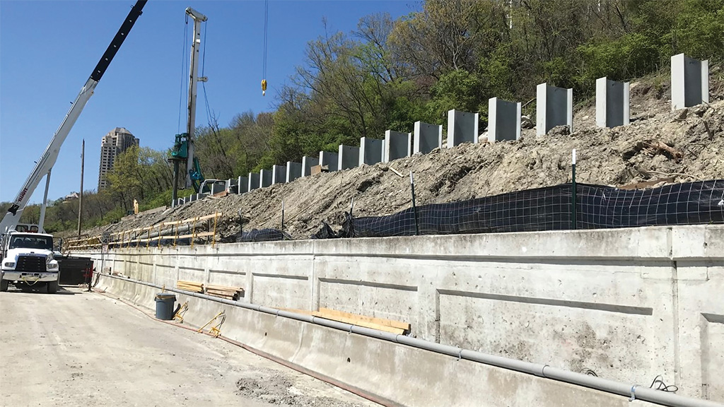 buckmag's tweet photo. Beaver Excavating Company worked with @NucorSkyline on slope stabilization for the City of Cincinnati at ten different locations throughout the region.
#Pilebuck #EandCmedia #nucorskyline #Pipepiles #sheetpiles https://t.co/oU0FbRQIsM