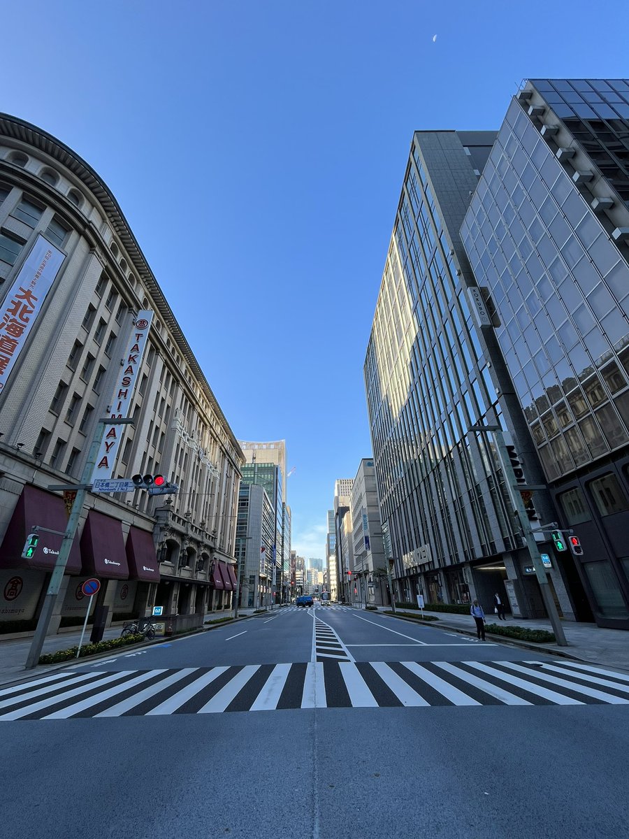 aloha214's tweet photo. 昨日より涼しい朝ですが、
国立市の12.6度と比べると日本橋の17度は暖かく感じます。

あ、お月さまでてる。

#イマソラ
#日本橋高島屋
#中央通り
#10月6日
#0632am https://t.co/7ch5unu0kG