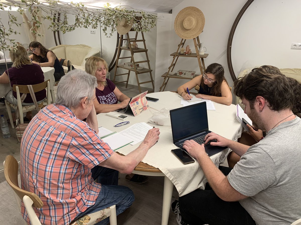 80gramsEscola's tweet photo. Molt contents d’iniciar el curs de #novela a @80gramsEscola a @TrencadissaArtFloral amb la #susanahermandez i un grup maquíssim! 

Gràcies per la confiança!!! https://t.co/flFFpvumNk