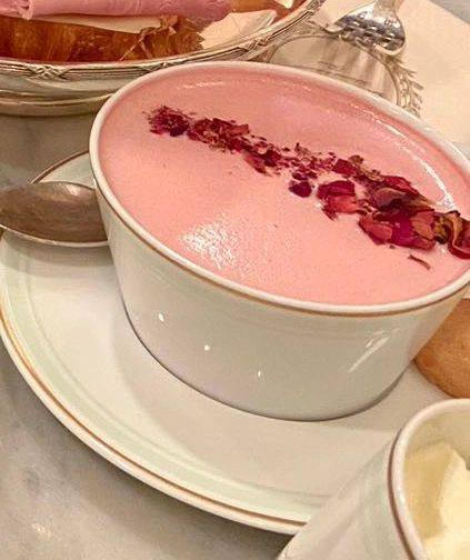 Apple83Ros's tweet photo. Laduree's afternoon tea is a feast for both the eyes and the taste buds. Treat yourself to a beautiful experience that will leave you dreaming of Paris. 🌸🍰 https://t.co/L4gbON9dYc