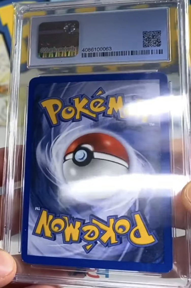 JS_1393's tweet image. Who gave this a 9 with all those scratches 😅🥹 #cgc #lugia #pokemon