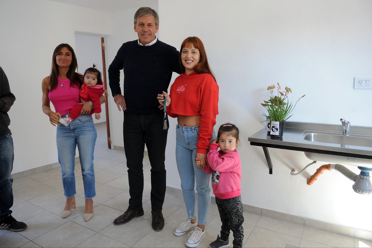 ¡Alegría compartida! Junto a las familias del barrio #29DeAbril vivimos un gran momento, de esos que generan emociones y una enorme satisfacción.

Entregamos la primera vivienda de un total de 10 que se están construyendo para reubicar a vecinos y vecinas del barrio.