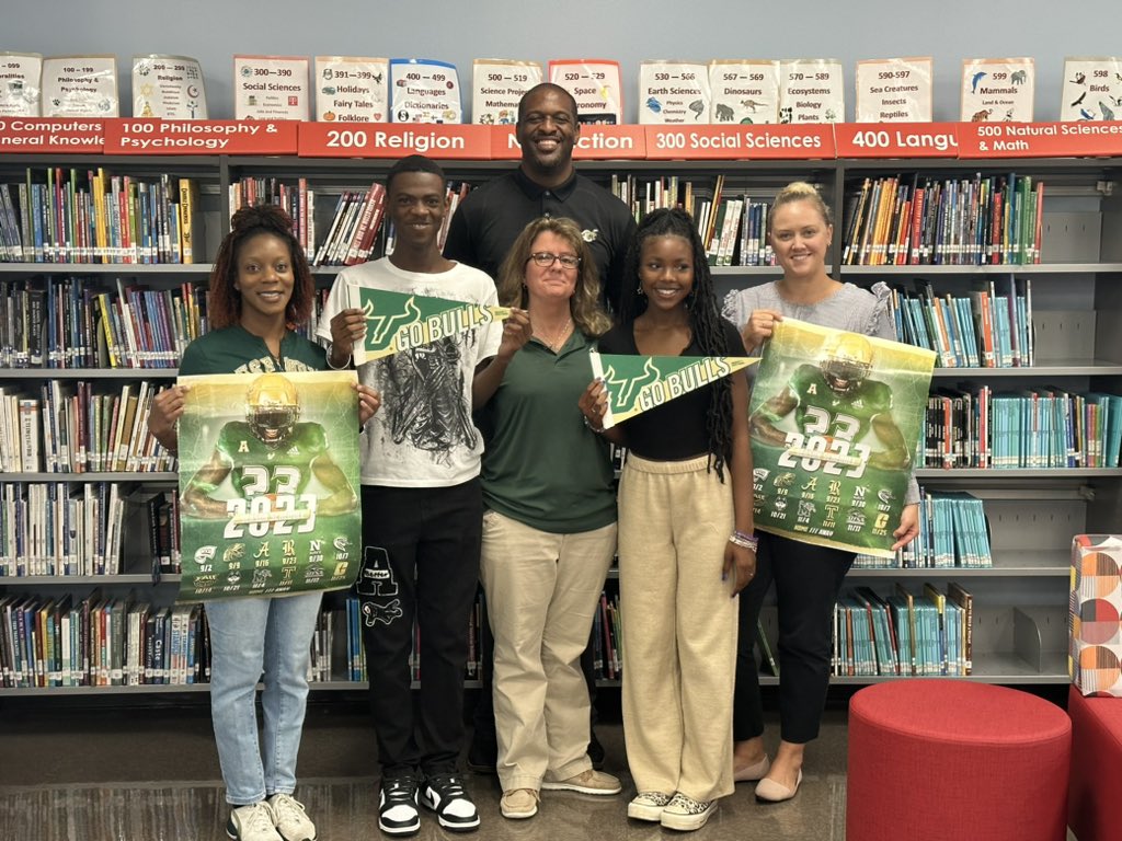 GiuntaMS_HCPS's tweet image. Thank you to our USF partnership for the 2 family 4 packs of USF Bulls tickets. These two 8th graders and their families are so excited and will enjoy them! @MrYoung89139272 @AgazziHeather @TransformHCPS @VanAyresHCPS  
Go Giants &amp;amp; BULLS!