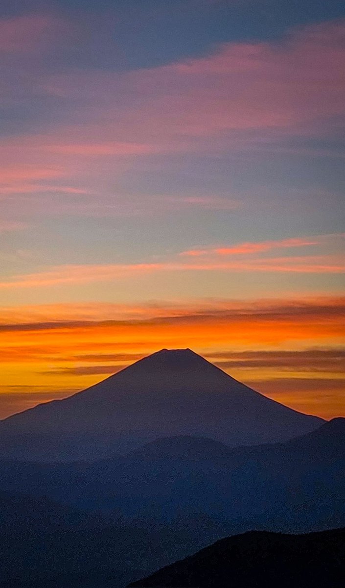 fujisanview's tweet photo. 2023/10/06
朝焼けに彩る空と富士山 https://t.co/TPEu3ypF15
