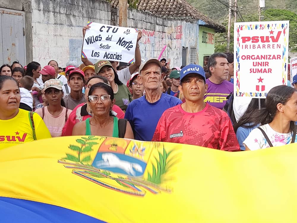 PartidoPSUV's tweet photo. 🚩IRIBARREN
Desde la Parroquia Juares del Municipio Iribarren la militancia del Psuv sale a las calles en respaldo al Presidente Nicolas Maduro y en defensa del ezequibo Venezolano
#PsuvEnLaCalle
#DefendamosLoNuestro https://t.co/sPjKbTeZfg