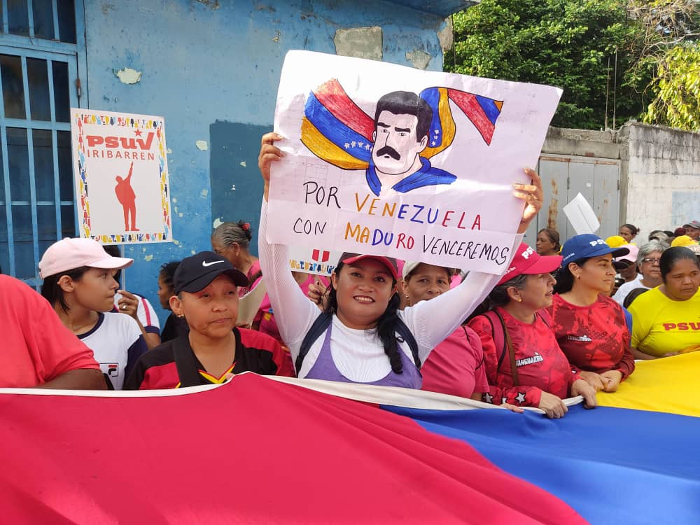 PartidoPSUV's tweet photo. 🚩IRIBARREN
Desde la Parroquia Juares del Municipio Iribarren la militancia del Psuv sale a las calles en respaldo al Presidente Nicolas Maduro y en defensa del ezequibo Venezolano
#PsuvEnLaCalle
#DefendamosLoNuestro https://t.co/sPjKbTeZfg