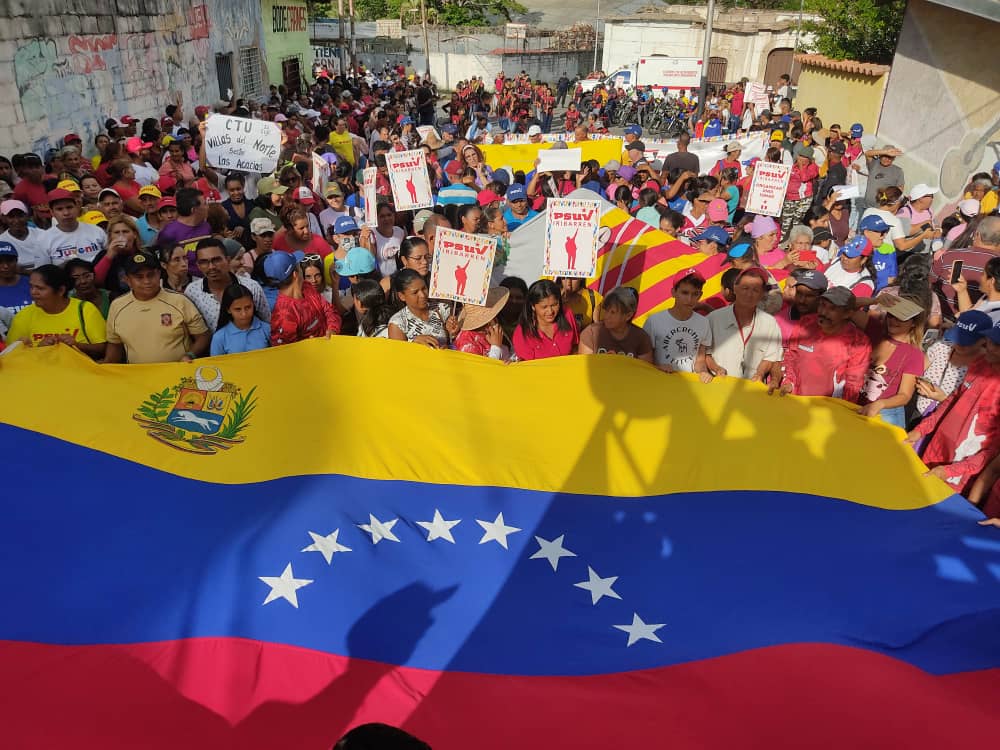 PartidoPSUV's tweet photo. 🚩IRIBARREN
Desde la Parroquia Juares del Municipio Iribarren la militancia del Psuv sale a las calles en respaldo al Presidente Nicolas Maduro y en defensa del ezequibo Venezolano
#PsuvEnLaCalle
#DefendamosLoNuestro https://t.co/sPjKbTeZfg