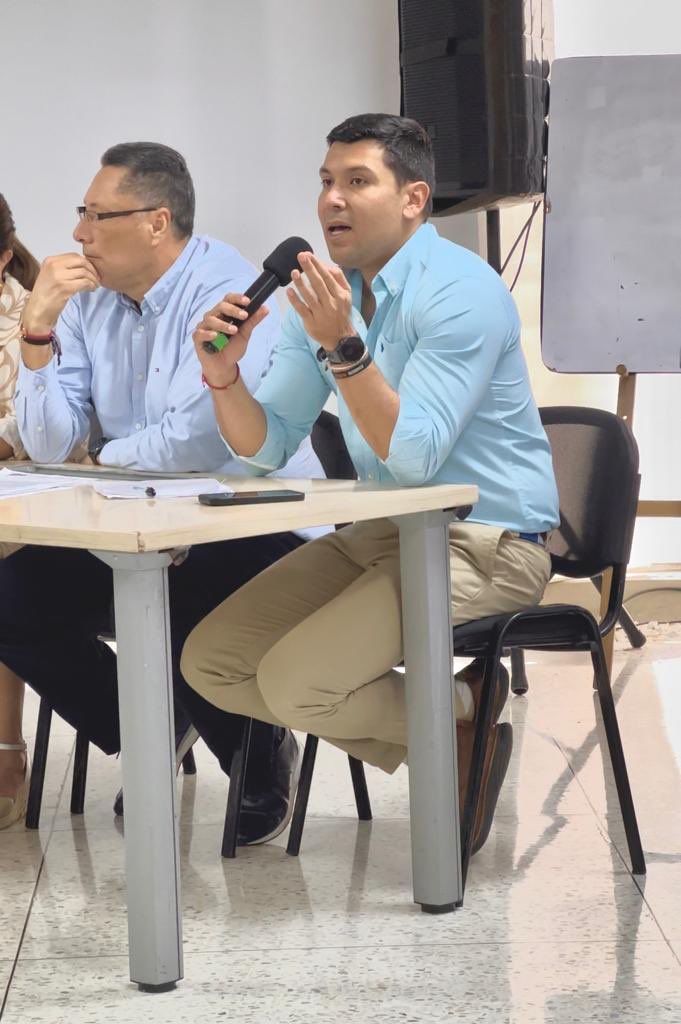 jaimedavidnh's tweet photo. Un día lleno de emociones, buenas noticias y satisfacción del deber cumplido. Gracias Dios que lo permites todo. 1. Visita con la gober @elsanoguerabaq y líderes al nuevo hospital de soledad, 2. clausura de política pública comunal y comité extraordinario de seguimiento electoral https://t.co/z9JJ6EWNGQ