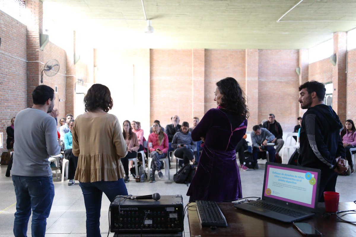 El deporte es un derecho que debe ser garantizado por el Estado! 🤸🏼‍♂️⛹🏽🤾🏾‍♀️
Felicitaciones al equipo del área de Deportes del <a href="/CAdeChivilcoy/">Centro Activo Chivilcoy</a> por poner el cuerpo y las ideas y trabajar en esta excelente organización para que haya sido posible la 3° Jornada por la Educación Física