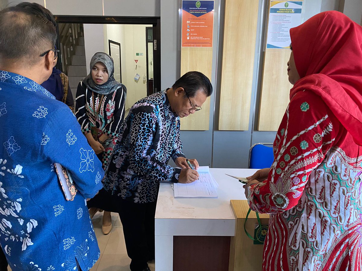 ptmalut's tweet photo. Kamis (5/10/2023) YM. Ketua Pengadilan Tinggi Maluku Utara melakukan Pembinaan di Pengadilan Negeri Soasio https://t.co/jipRQ98u0o