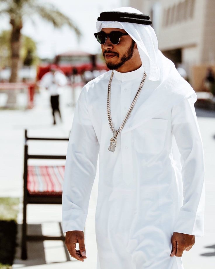 Switchtwopotato's tweet photo. https://t.co/pPkZAw6twU.NOT.A.DRILL @LewisHamilton in traditional Arabic clothes is uggggh 🔥🔥🔥 #LewisHamilton #QatarGP https://t.co/dLRoDQmXvI