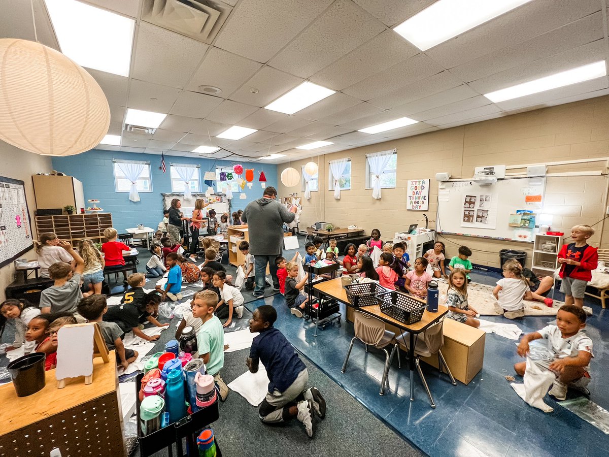 You know it was a good day when you tie dye shirts with 125 first graders 🤪🫶🏼 <a href="/Creeksidetweet/">Creekside ECS</a> <a href="/KaylaRidinger/">Kayla Alexander Ridinger</a> <a href="/mrswinkle1st/">Amy Winkle</a> <a href="/MusserPenny/">Penny Musser</a> <a href="/MrHeraldCECS/">Ian Herald</a>