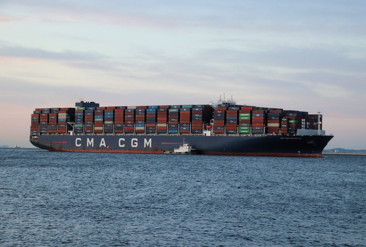 panamaru2's tweet photo. CMA CGM ARGENTINA
早朝 #CMA_CGM が #ACSA1 #中南米航路 に投入している #Argentina_Class のネームシップ #CMA_CGM_ARGENTINA #IMO9839909 GRT157076t b-2019 が横浜航路に入りました。
#1万5000TEU のこのClassは 22隻を建造予定で、6番船以降は二元燃料ディーゼル機関を採用しています。20231006 https://t.co/SFzI8AXkvX