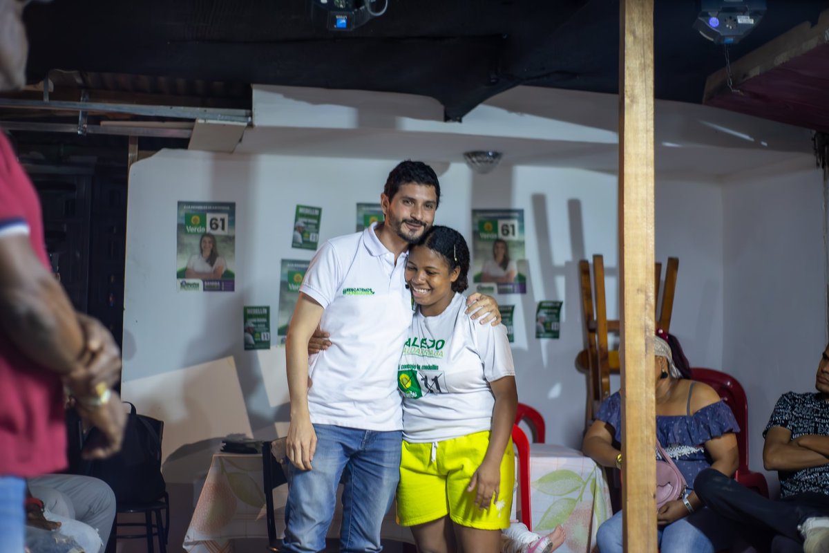 AlejoSalda1's tweet photo. Junto con nuestros amigas y amigos de Belén Rincón, construimos una política ética y llevamos el mensaje de una #MedellínSinHambre 💚🌻. #RescatamosLaPrimavera #Verde11🌻 https://t.co/iSf5UjL3Ub