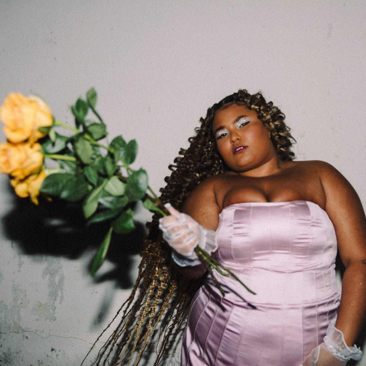 RapMais's tweet photo. Transitando pelo trap, funk, R&B e pop, @babypaige) fala de amor no EP Pretchuka, que acaba de ser lançado: https://t.co/41I0FCZlDV

Com 4 faixas, o novo trabalho mistura o romance a uma atmosfera lúdica e sensual, expressando a versatilidade vocal e criativa da artista mineira.

Nome forte da cena cultural independente de Belo Horizonte, Paige já fez feats com nomes de peso como Djonga, FBC, Iza Sabino e Chris MC.