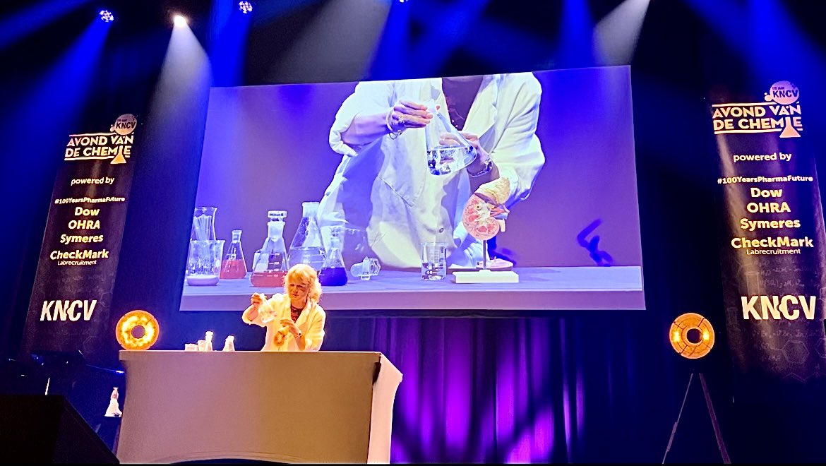 Onze professor Dankers gaf vanavond een boeiende lezing tijdens de Avond van de Chemie @KNCVchemie , met een live experiment! 🧪 Het was opnieuw een buitengewoon succesvolle editie van de Avond van de Chemie in Oss dit jaar! #AvondVanDeChemie #AvdC2023 #100yearpharmafuture